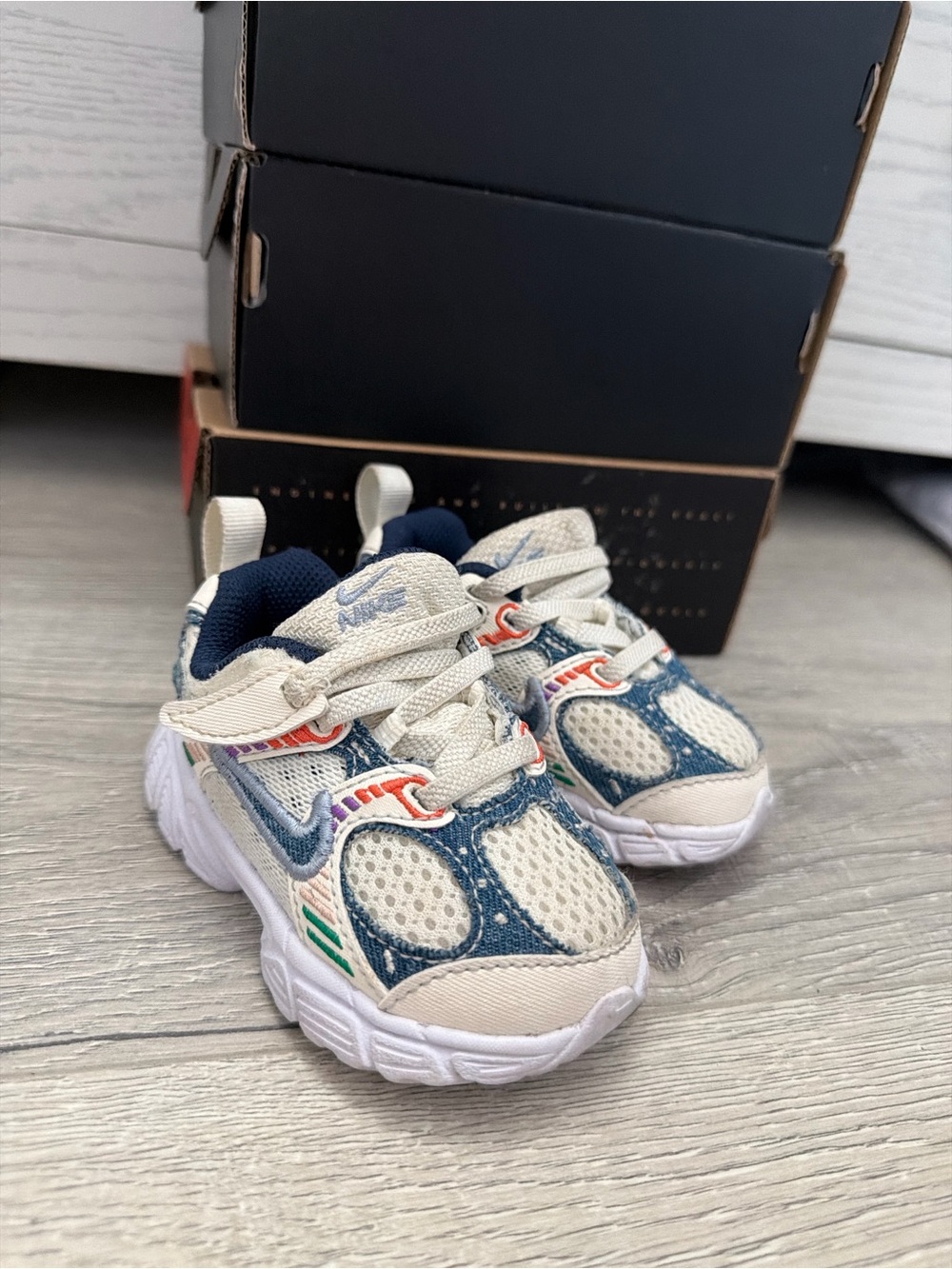 Nike Kids White & Navy Athletic Sneakers size 5C